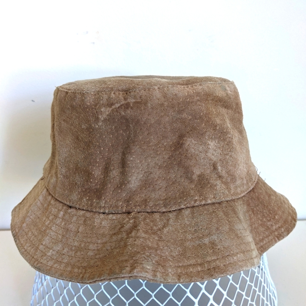 Unisex 💯 Pig suede bucket hat. Size L
